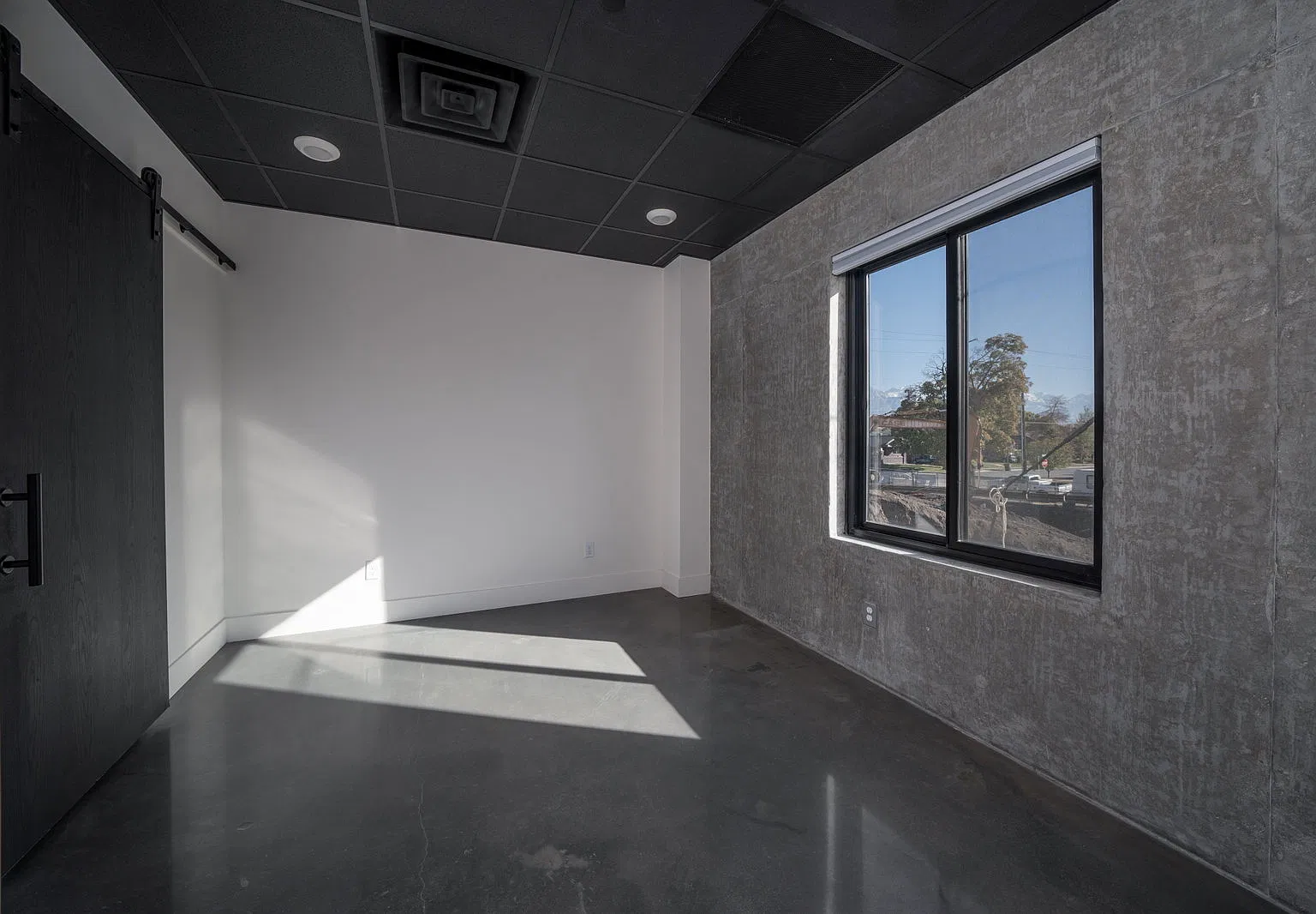 1 bed, 1.0 bath, 563 sqft, $1,400 — Photo 2