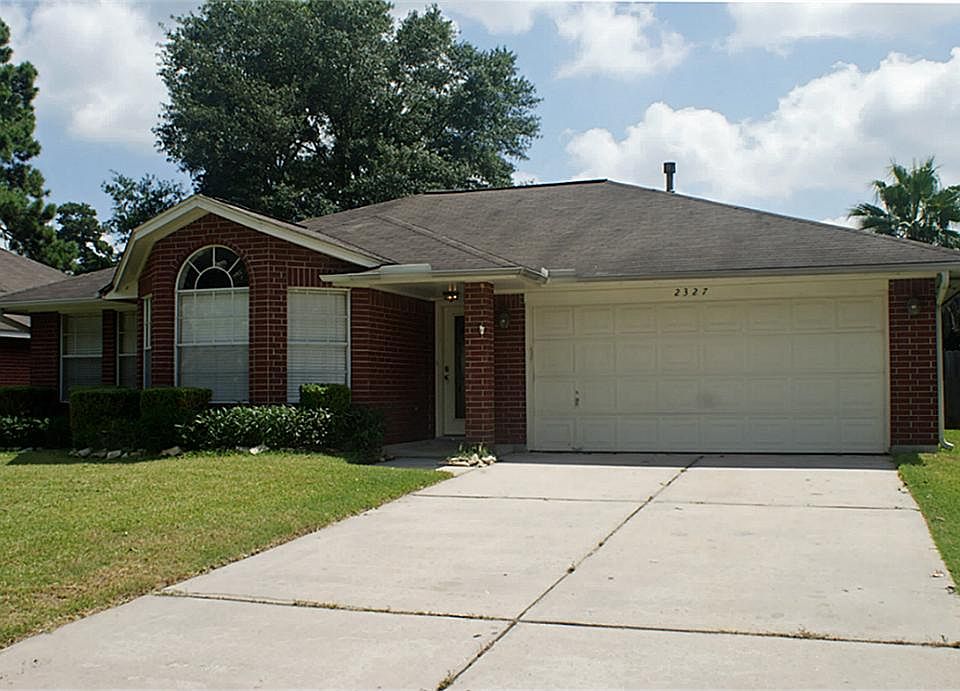Attractive all brick home in Sherwood Trails - a bay window beauty