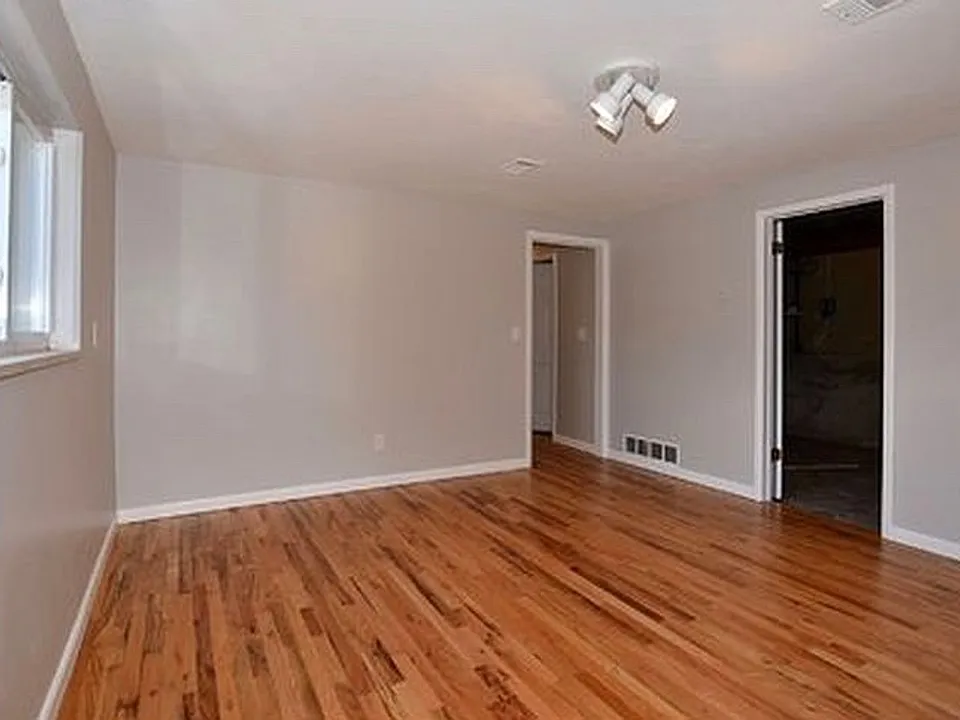 325 N Roosevelt Ave