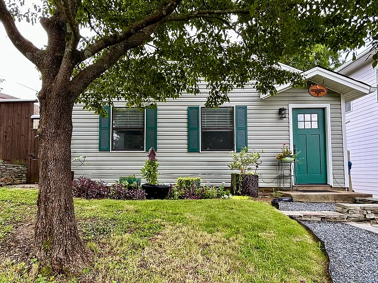 223 Little St SE — Photo 1