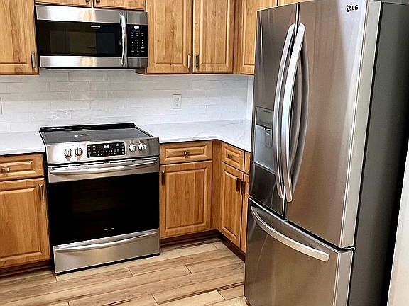 2nd image of 285 Atlantis Cir