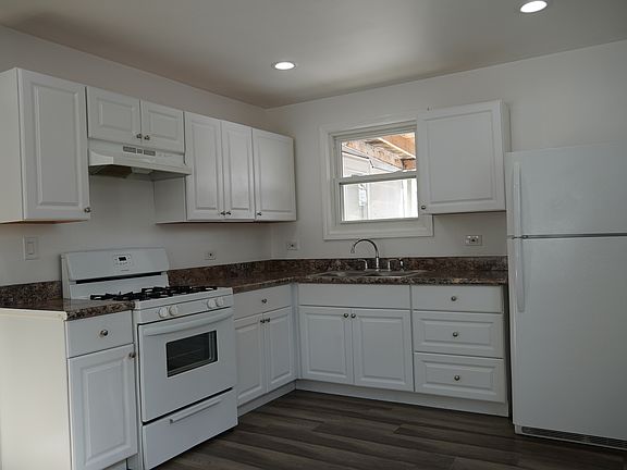 5th image of 17563 Western Ave