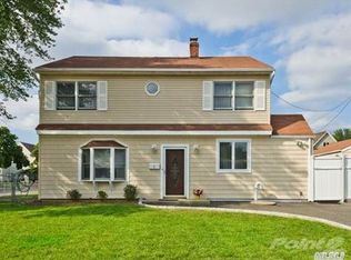 1 Old Oak Ln, Levittown, NY 11756