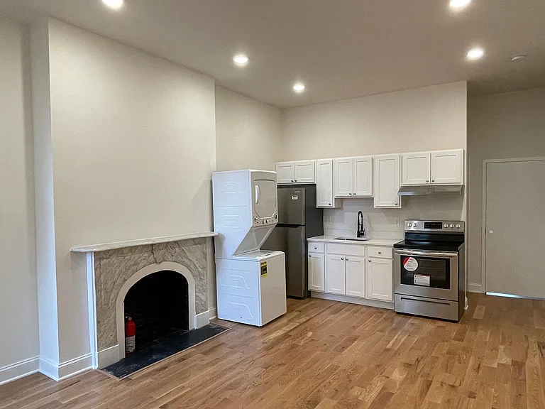 811 Park Ave — Photo 3