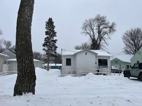 1607 7th Ave N, Grand Forks, ND 58203