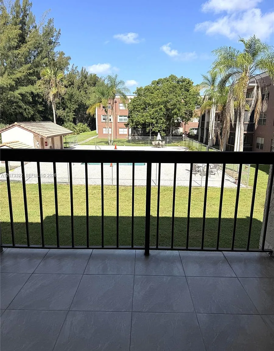 Nova Gardens Condo — Photo 1
