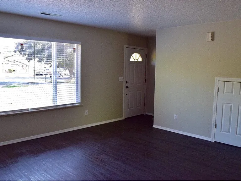 885 NE Scott Ct — Photo 3