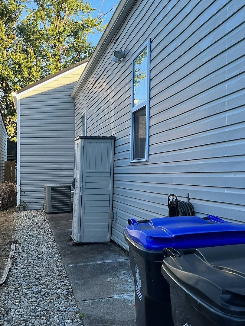 Beautifully Renovated Two Bedroom Highlands Home — Photo 4