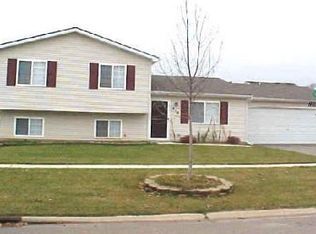 910 S Cricket Xing, Pinckney, MI 48169