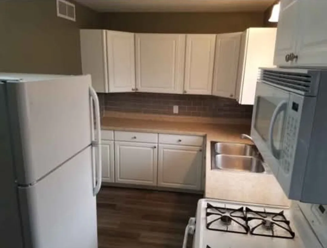 3 bed, 792 sqft, $1,200 — Photo 3