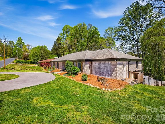 4th image of 906 Hemlock Dr NE