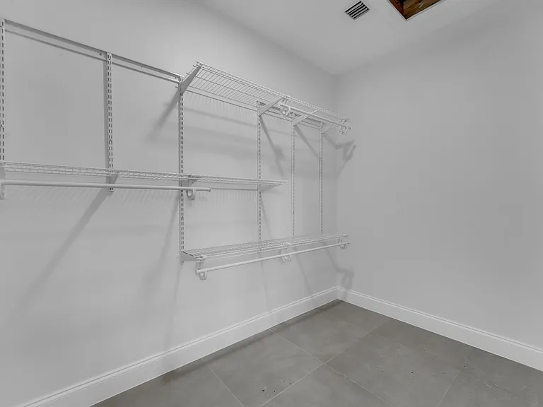 381 SE 15th Ave #1 — Photo 8