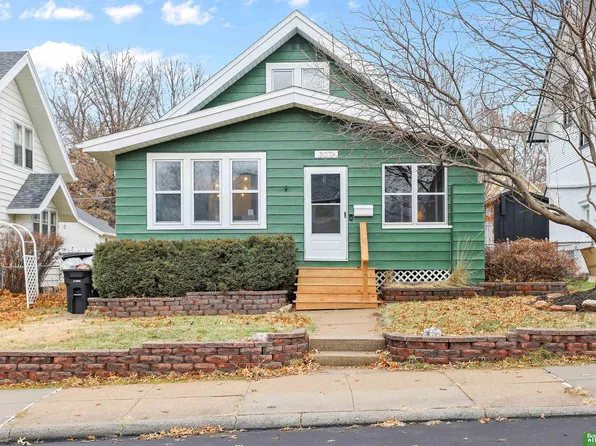 3071 S 32nd St, Omaha, NE 68105