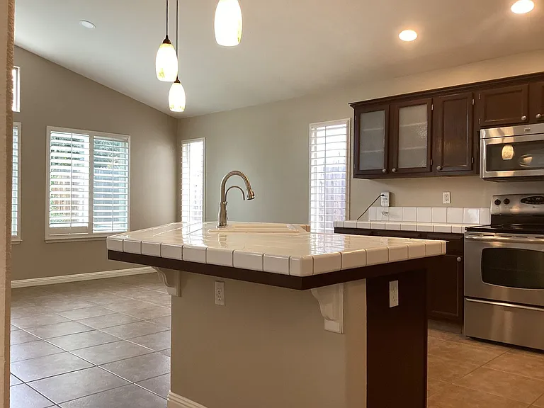 7526 N Ellendale Ave — Photo 10