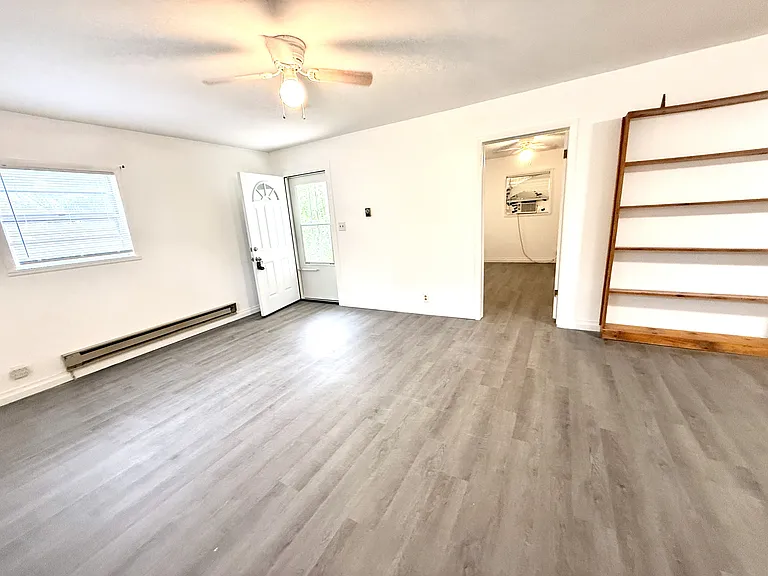 329 E St NE — Photo 8