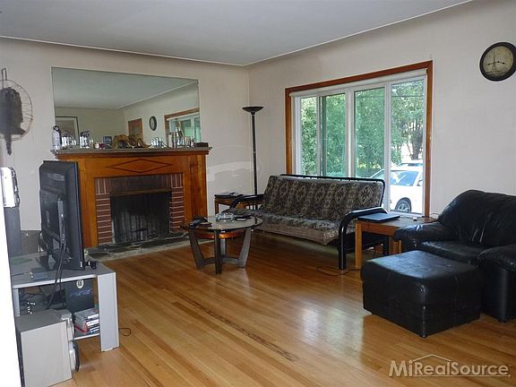 3rd image of 22517 Revere St