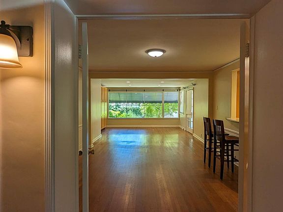 3rd image of 606 N Daisy Ave