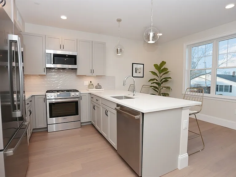 336 Chelsea St #ST — Photo 2