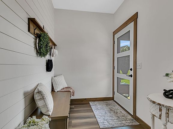 4th image of 1325 Iris Ln