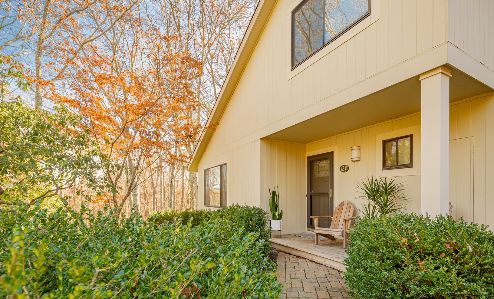  Desirable condo end unit