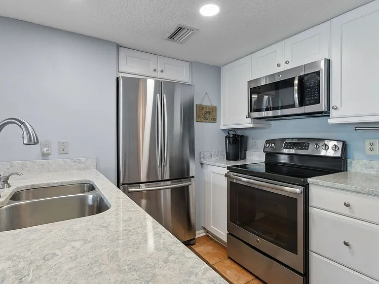 3056 S Fletcher Ave #203 — Photo 5