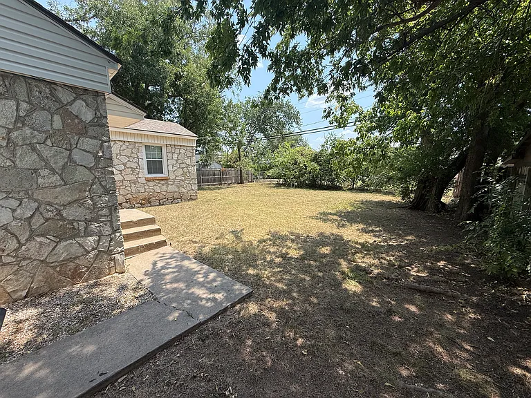 400 W Johnson St — Photo 22