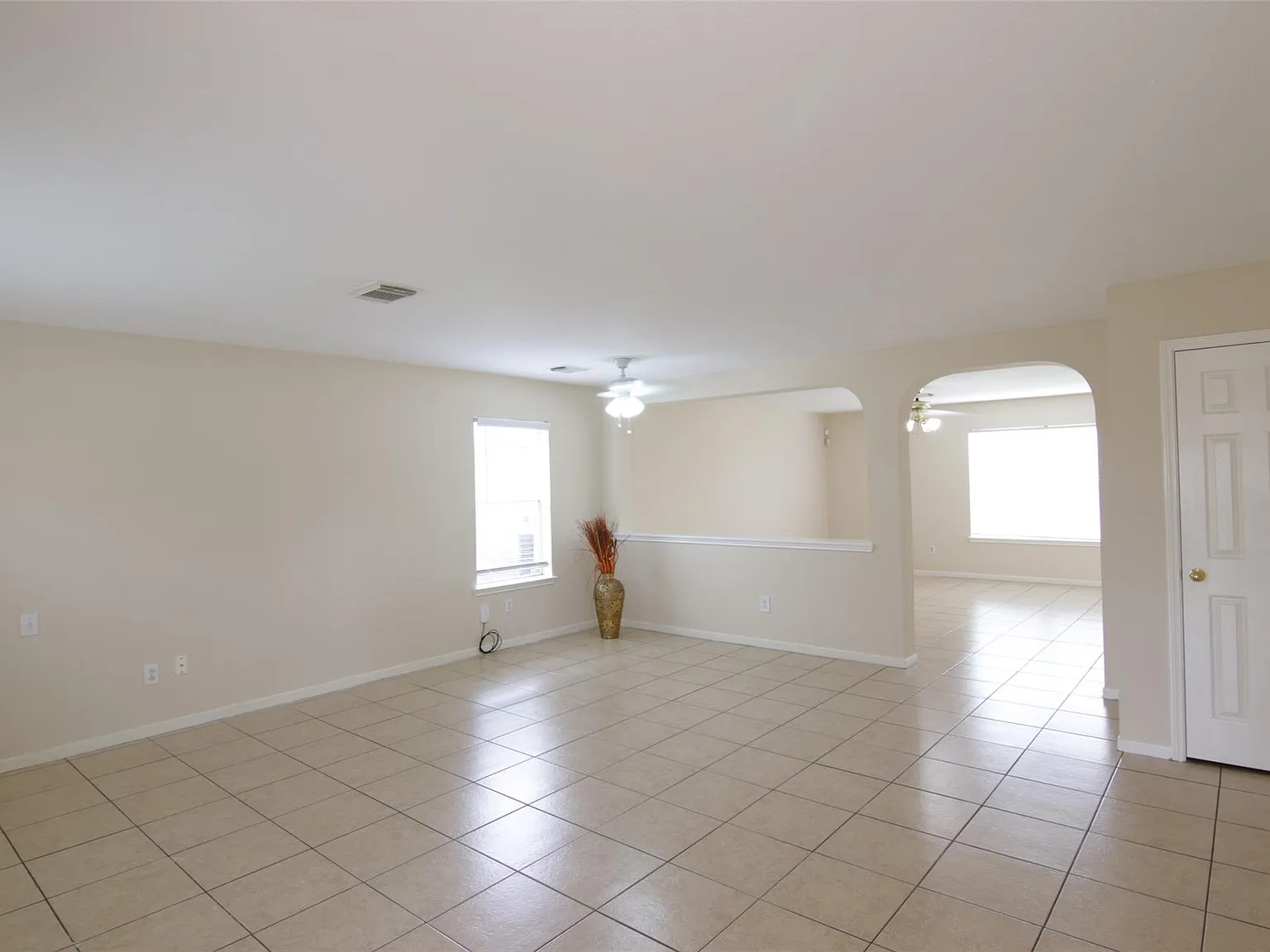 3 bed, 2.5 bath, 2363 sqft, $1,995 — Photo 2