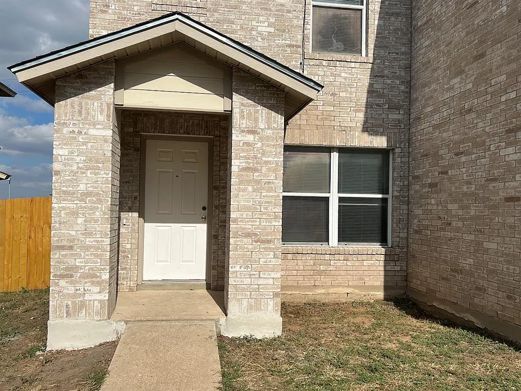 3 bed, 2.5 bath, 2345 sqft, $1,895 — Photo 2