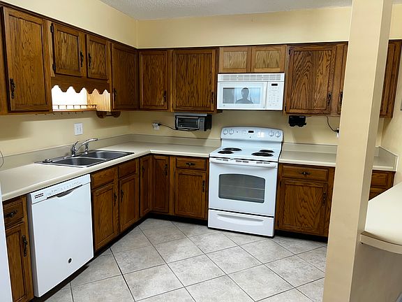 3rd image of 614 Sandalwood Dr