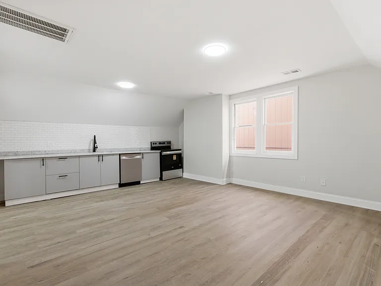 4635 John R St #3 — Photo 5