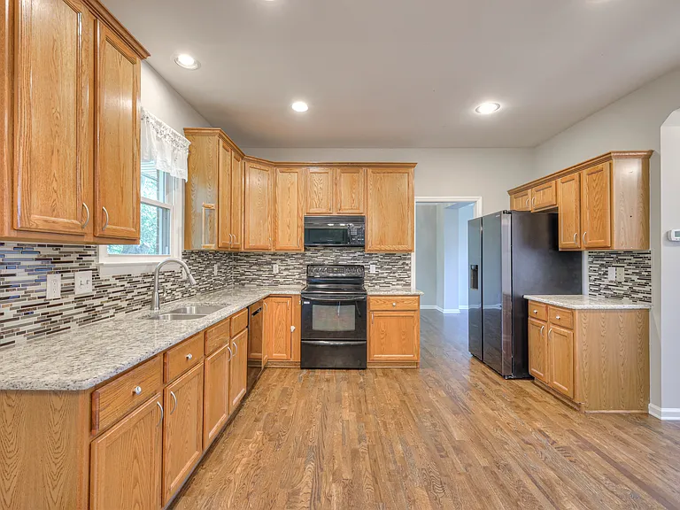 1300 Buckingham Cir — Photo 4