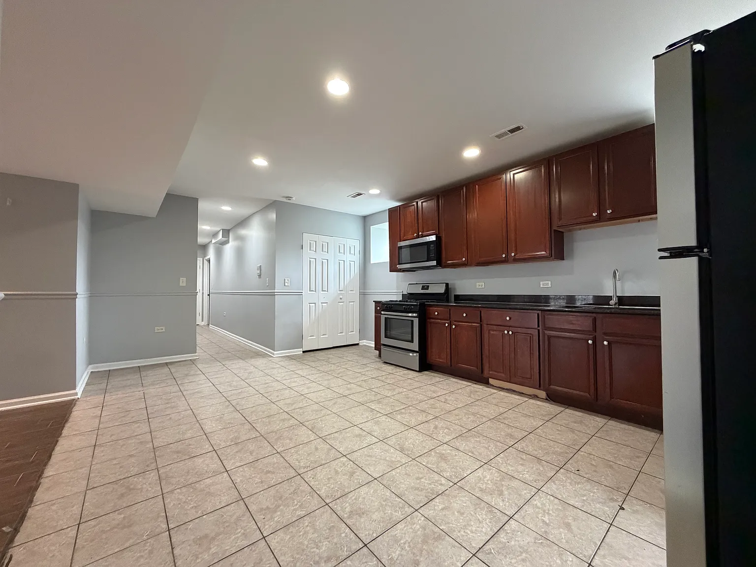 3 bed, 1300 sqft, $2,000 — Photo 2