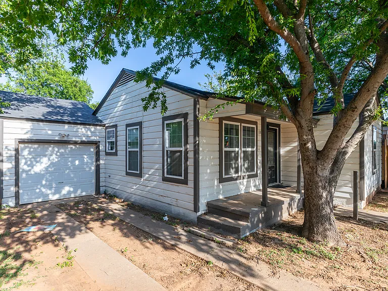 1381 Sunset Dr — Photo 3