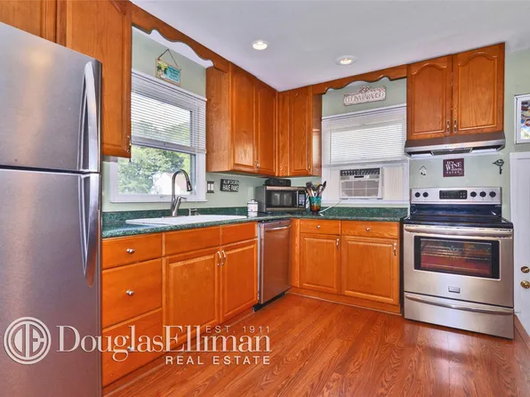 94 Franklin St, Patchogue, NY 11772