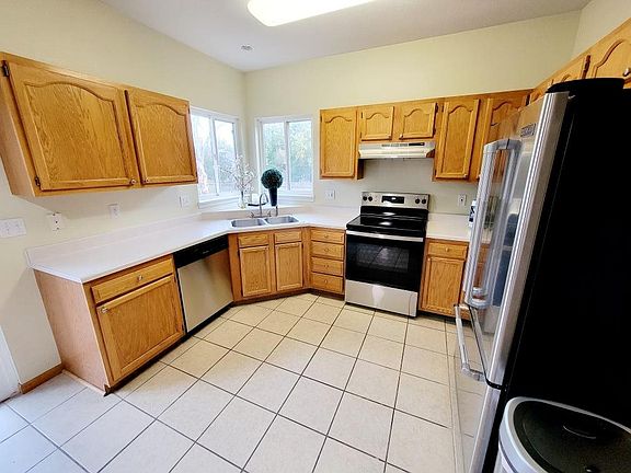 5th image of 430 Pebble St