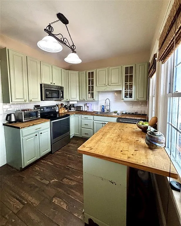 4 bed, 2.0 bath, 1632 sqft, $3,495 — Photo 3