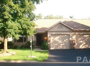 811 W Country Meadows Ln, Peoria, IL 61614