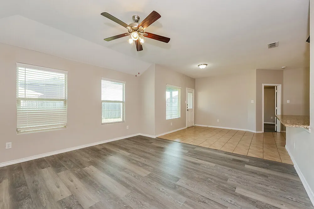 4 bed, 2.0 bath, 1833 sqft, $2,335 — Photo 4