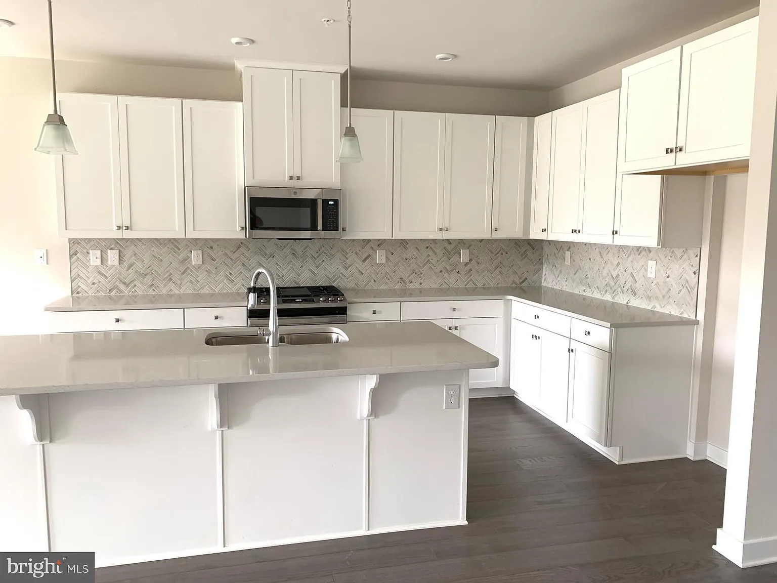3 bed, 2.5 bath, 2463 sqft, $3,100 — Photo 2