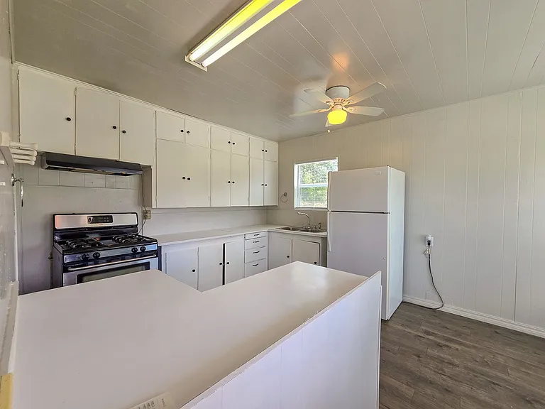 635 W Franklin St — Photo 7