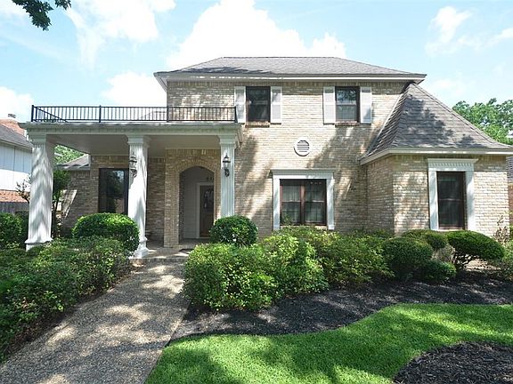 Beautiful curb appeal!