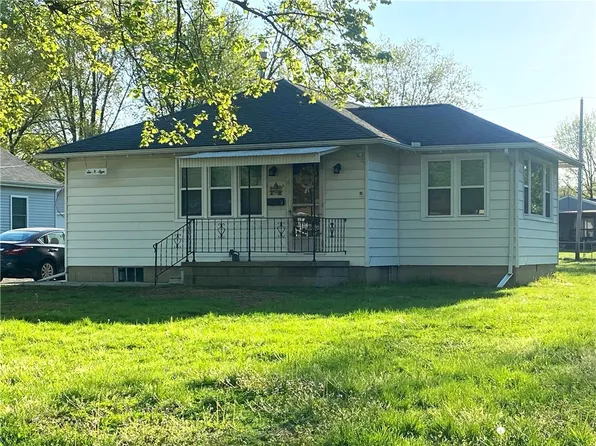 608 Maple St, Pana, IL 62557