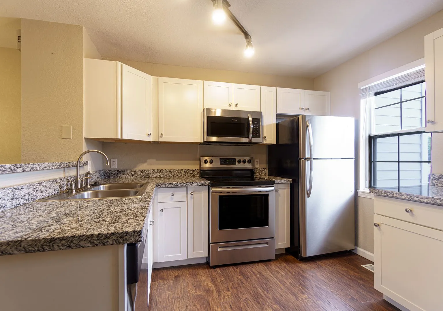 Move in ready townhome on Baytown! — Photo 4