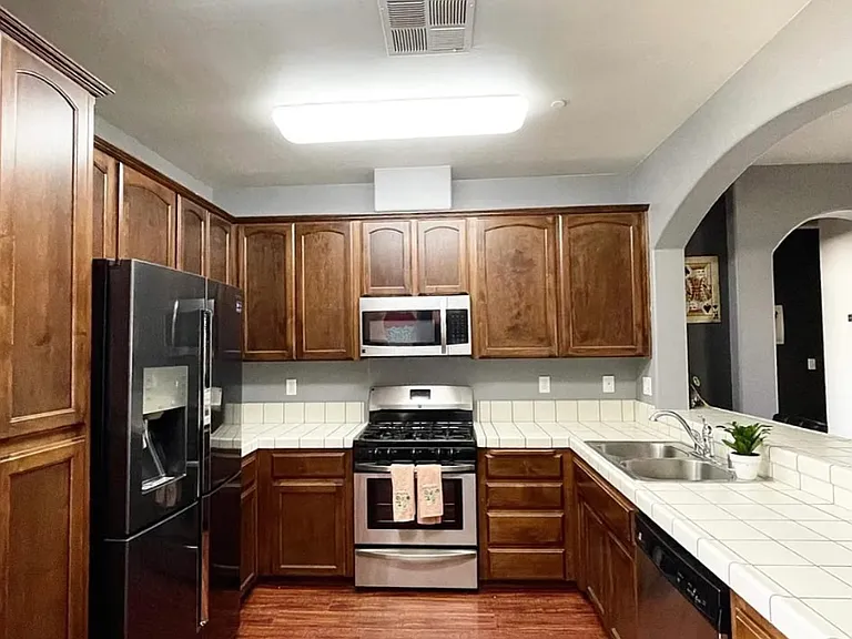 205 Derbyshire Dr — Photo 3