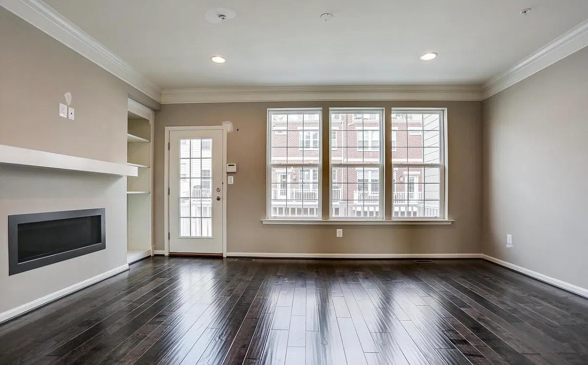 4 bed, 2700 sqft, $5,200 — Photo 2