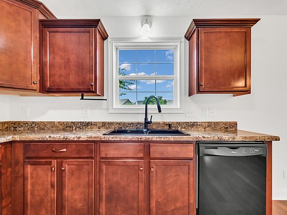 5th image of 1834 Macarther Way