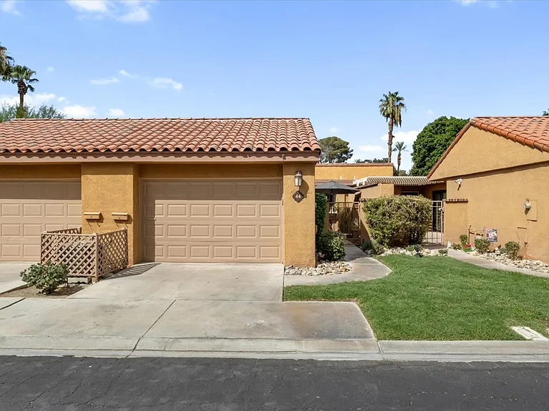 44 Malaga Dr — Photo 3