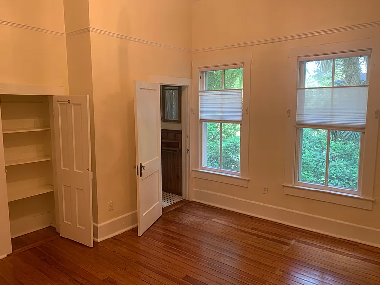 220 NE 7th St — Photo 13