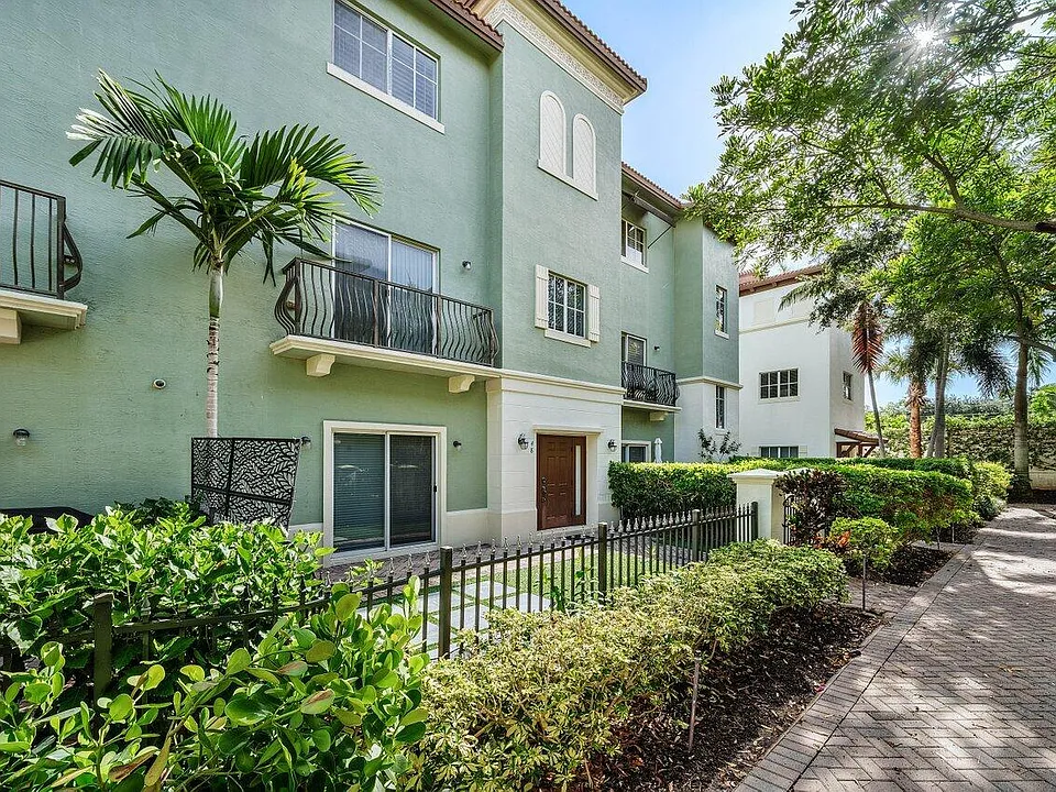 48 NW Hawthorne Pl