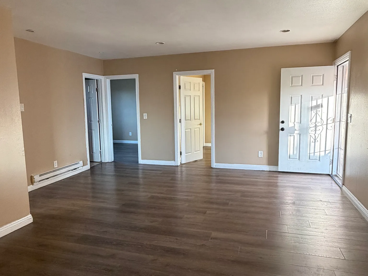 3737 Whiteside St — Photo 2